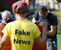 Symbolbild: Andreas Arnold, dpa
Ein Mann mit der Aufschrift „Fake News“ auf seinem T-Shirt steht bei einer Kundgebung vor zwei Pressevertretern. Eine Studie hat die digitalen Nachrichten- und Informationskompetenzen der deutschen Bevölkerung unter die Lupe genommen. Eines der Ergebnisse: Unterschiede zwischen Desinformation, Information, Werbung und Meinung werden zum Teil nur schwer erkannt.
