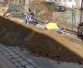 Bild: fks
Mit Abstand aber sehr interessiert schauen die Mädchen und Buben der Notbetreuung auf das Verlegen der Leerrohre für das neue Hallenbad.