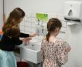 Symbolbild: dpa/Arne Dedert
Waschbecken gehörten seit Jahrzehnten zur Standardausrüstung in den Klassenzimmern. Beim Neubau der Kemnather Realschule soll aber darauf verzichtet werden. Die Entscheidung des Kreisausschusses sorgt für viel Unmut und Unverständnis bei der Kemnather Schulfamilie.