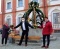Bild: fsb
Bürgermeister Sebastian Dippold dankt den Organisatorinnen Gabi Fröhlich (links) und Marianne Lebegern mit einem Sträußchen für ihre Mühen beim Aufstellen des Osterbrunnens in Neustadt.