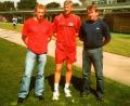 Bild: Reinhold Badura
Zwischenstopp im Trainingszentrum von Arsenal London: Bei einer Tasse Kaffee plauderten Jürgen Hartmann (links), damals Kapitän der DJK Ammerthal, und DJK-Platzwart Reinhold Badura (rechts) mit Trainer Arsène Wenger. Anschließend gab es ein Erinnerungsfoto.