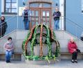 Bild: do
Initiatoren für die Osterkrone am Rathaus sind die Damen der Frauen-Union. In Coronazeiten heißt es beim alljährlichen Ergänzen des Osterschmucks und nach dem Aufstellen am kleinen Rathausbrunnen Abstand halten.