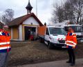 Bild: pz
Bürgermeister Bernd Sommer (links) und Tobias Tippmann vorm Feuerwehrgerätehaus in Egerteich. Im Hintergrund der Mast, auf dem später die Sirene montiert wurde.