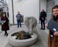 Bild: le
Einen weiteren Schritt für eine bestmögliche Ausbildung der Flosser Schüler leistete das Flosser Unternehmen Nexans mit der Spende von drei PCs samt Zubehör. Zur offiziellen Übergabe kamen Julia Reiter, Nexans (von links), Rektor Gerhard Steiner, Konrektor und Systembetreuer Herbert Kraus und die Leiterin der Personal und Unternehmenskommunikation bei Nexans, Maria Schmidt mit dem gebotenen Abstand zusammen.