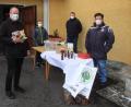 Bild: wro
Den Verkaufsstand an der Nordseite der Wiesauer Pfarrkirche betreuten (von rechts) der Zweite Vorsitzende der „Aktion Solidarität“, Oliver Zrenner, Thomas Grabe und Jannis Zrenner. Zu den Kunden zählte unter anderem Pfarrer Markus Nees (links).