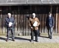 Bild: hcz
Für ihr langes Engagement zeichnen der stellvertretende BSB-Kreisvorsitzende Josef Lang (links) und "7er"-Vorsitzender Peter Ertl (rechts) Hans Kohl und Franz Schneider (Zweiter und Dritter von links) aus.
