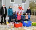 Bild: fdl
Kinder und Erzieherinnen der Ehenfelder Kita übergeben die Sachspenden für die Amberger Tafel an den Vorsitzenden Bernhard Saurenbach.