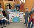 Bild: R. Kreuzer
Die Kinder des Kindergartens "Spatzennest" haben ihre Gedanken zur Internationalen Woche gegen Rassismus auf einem bunten Plakat festgehalten.