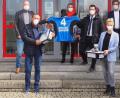 Bild: soj
Über die neuen Lernroboter freuen sich (von links) Michael Sperber (Wirtschaftsjunioren), Alexander Köstler (Schulleiter), Eduard Haider (Haider Bioswing), Gabi Schmidt (Fachoberlehrerin), Wolfgang Söllner (Bürgermeister), Sissy Zeltner (Lehrerin) und Rudi Kunz (Schulamtsdirektor).