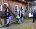 Bild: jma
Nadine Bauer (von links mit viel Süßigkeiten), Pflegemutter Christine Stich und Mario Schneider bei der Spendenübergabe an den sechsjährigen Tim in Frankenreuth.