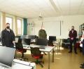 Bild: bey
Die IT-Ausstattung in den Zottbachtalschulen ist mit 24-Zollmonitoren und 18 Mini-PCs sowie zwei Laptops wieder auf dem neuesten Stand der Technik. Darüber freuen sich Bürgermeister Rainer Rewitzer, Geschäftsleiter Günter Gschwindler, Förderlehrer Hans Messer und Konrektorin Christa Walbrunn (von links).