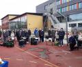 Bild: lhc
Schüler mit Familien brachten kistenweise Lebensmittel an die Realschule, wo sie in den Lkw der Amberger Tafel verladen wurden. Irmgard Buschhausen von der Tafel, Schulleiter Martin Zimmermann und Projektbetreuer Ludwig Pirner (alle rechts im Bild) dankten dafür.