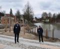 Bild: szl
Bürgermeister Franz Stahl und Stadtbaumeister Andreas Ockl informieren über den Baufortschritt des Projekts "Zukunft Stadtgrün". Der erste Bauabschnitt erstreckt sich entlang des Mühlbachs von der Franz-Böhm-Gasse bis hin zum BRK-Seniorenheim Haus Mühlbühl.