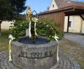 Bild: ak
Den Marienbrunnen im Pfarrhof ziert ein österlich geschmückter Bogen.
