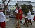 Bild: jr
Pfarrseelsorger Peter Benedikt Leitmayr segnete die Palmzweige zu Beginn des Gottesdienstes am Pater-Liberat-Weiß-Brunnen, ehe er gemeinsam mit den Ministranten in die Kirche einzog.