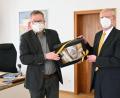 Bild: Susanne Schwab, Stadt Amberg
Oberbürgermeister Michael Cerny (links) bedankt sich beim langjährigen Leiter des Amberger Stadtarchivs, Dr. Johannes Laschinger, für dessen langjährige Tätigkeit im Dienst der Stadt Amberg.