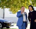 Bild: Barbara Bauriedl/ARD/dpa
Bürgermeister Wöller (Fritz Wepper) und Schwester Hanna (Janina Hartwig) haben einiges zu klären.. Am 30.03.2021 startet die 20. und letzte Staffel von "Um Himmels Willen".