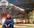 Bild: fph
Projektleiter Alexander Rieß ist begeistert davon, wie die Arbeiter in der Glasschleif zu Werke gehen.