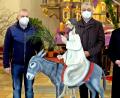 Bild: R. Kreuzer
Pfarrer Thomas Kohlhepp überraschte am Palmsonntag die Gemeinde mit einer figürlichen Darstellung des Einzugs von Jesus in Jerusalem. Markus Suttner (links) und Johann Heinrich (Mitte) hatten die Figur gebaut.