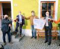 Bild: do
Ein Prosit auf die Eschenbacher Kommunbier-Tradition. Darauf stießen Schatzmeister Matthias Haberberger, Raiffeisen-Regionalmarktleiter Stefan Schedl, Vereinsvorstand Thomas Ott, Filialleiter Richard Götz und Orga-Leiter Alexander Schuller bei der Übergabe des symbolischen Volksbank Raiffeisen-Bank-Schecks nach der erfolgreichen "Crowdfunding-Aktion" an.