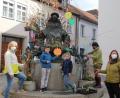 Bild: kro
Am vergangenen Freitag schmückte Kerstin Kurzeck (Zweite von rechts) mit Helfern und Helferinnen den Marienbrunnen gleich neben der Stadtpfarrkirche. Mit dabei war auch die Leiterin des katholischen Kinderhauses "Unsere liebe Frau", Monika Zeitler (rechts).