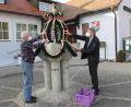 Bild: pi
Robert Götz (rechts) und Johann Bock bringen die neue Osterkrone in Georgenberg an.