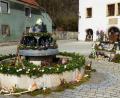 Bild: jp
Der Mini-Osterbrunnen am Kastler Marktplatz soll auch in Pandemiezeiten daran erinnern, dass Ideen und Gemeinschaften noch leben und nicht ausgestorben sind.
