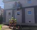 Bild: Feuerwehr Weiherhammer/exb
Mittel Steckleiter gelangte die Feuerwehr auf einen brennenden Balkon in Weiherhammer.