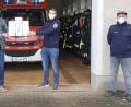 Bild: lei
Das Apotheker-Ehepaar Glamsch übergibt 333 FFP2-Masken - stellvertretend für alle Wehren der Gemeinde Neukirchen - an den Kommandanten der Feuerwehr Holnstein-Mittelreinbach, Markus Guttenberger, und den Vorsitzenden Gerd Pürner,