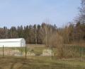 Bild: amö
Blick auf das großräumige Areal der Kläranlage in Schneeberg. Im linken Holzbau werden die groben Verunreinigungen aus dem Abwasser entfernt und hier ist auch die Technik mit den drei Motoren untergebracht, die das Vakuum in den Leitungen erzeugen. In der Wellblechhalle befinden sich die Tauchscheibenkörper, links davon liegt ein Sammelbecken. Rechts im Bild ist der Schönungsteich, über den das geklärte Wasser in die Ascha abfließt.