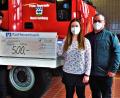 Bild: jml
Stefan Kurz (rechts) ist der Sponsor des 500-Euro-Schecks an die Feuerwehr, den seine Tochter Susanne Scheuerer an Vorsitzenden Josef Fischer überreicht.
