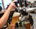 Bild: Angelika Warmuth/dpa
Eine Bedienung zapft Bier in einem Wirtshaus.