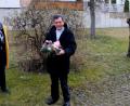 Bild: le
Pfarrer Max Früchtl war einer der ersten, der mit dem Ostergeschenk und der neuen Seniorenpost des Katholischen Seniorenkreises von Leiterin Marlene Noetzel und Christine Riebl überrascht wurde.