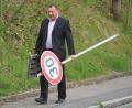Archivbild: ref
Als Leiter der Sportförderung beim Landratsamt Amberg-Sulzbach ist Robert Graf in erster Linie für den organisatorischen Teil des Landkreislaufes zuständig. Wenn Not am Mann ist, übernimmt er aber auch schon mal die Verkehrsregelung und stellt ein Tempo-30-Schild auf.