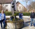 Bild: du
Die Frauen-Union Schirmitz mit Vorsitzender Ariane Heigl, Schriftführerin Stefanie Krapf und Bürgermeister Ernst Lenk (von links) haben am Dorfbrunnen ein Nest vorbereitet. Die Kinder sind jetzt aufgerufen, bunt bemalte Ostereier am Brunnen aufzuhängen.