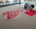 Bild: Regina Probst/exb
Bei der Versöhnungsrallye in der Pfarrkirche St. Michael Poppenricht dürfen die Kinder ein großes Herz mit kleinen persönlichen Herzen füllen.