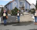 Bild: frd
Der Vorsitzende des Wirtschaftsforums Oberviechtach, Michael Herzog (hinten), überreichte den drei ersten Gewinnern (innen) des Advent Gewinnspiels die Gewinn-Gutscheine. Von links: Kat-rin Thanner (250 Euro), Tanja Löffelmann (150 Euro) und Maria Prey (100 Euro). Bild; frd