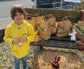 Bild: bk
Auch Vorschulkind Lilly freut sich über die Osterüberraschung aus dem Kaltenbrunner Kindergarten.