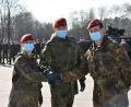 Bild: Mario Hönig/Bundeswehr
Oberstleutnant Stefan Zadlo (Mitte) entbindet Major Christoph Bärmann von und beauftragt Hauptmann Laura Paust mit der Führung, Ausbildung und Erziehung der 5. Batterie.