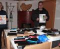 Bild: stg
115 Kilogramm ausgediente Handys wurden verpackt und mittlerweile auf den Weg gebracht - die Freude war groß bei Alfred Kick (l.) und dem Kemnather Kolping-Vorsitzenden Roland Sächerl.