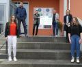 Bild: Irmgard Bink/exb
Schulleiter Jürgen Moritz (Dritter von rechts), Systembetreuer Thomas Mitterdorfer (Zweiter von links) sowie die Schülersprecherinnen Emily Jakobi (links) und Lena Blaschke (rechts) freuen sich über den Spendenscheck, überreicht durch DEVK-Agenturleiter Sebastian Höfler (Dritter von links) und Vertriebsassistentin Teresa Lehner (Zweite von rechts).