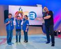Bild: Ralf Wilschewski
Stolze Sieger der Kinderquizshow 1, 2 oder 3: Jona, Finn und Alissa aus der 4c holen den Piet-Flosse-Pokal nach Rothenstadt.