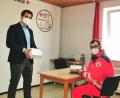 Bild: Portner
Bürgermeister Rudolf J. Teplitzky lässt sich von BRK-Bereitschaftsleiter Christian Ostermeier den Ablauf der Bürgertestung erklären.