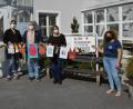 Bild: rha
Mit Osterbildern bringt die Wasserwacht Frühlingsgrüße ins BRK-Seniorenheim (von links): Jugendleiterin Maria Honig, Einrichtungsleiterin Tanja Schallmaier, Richard Weigert, stellvertretende Pflegedienstleiterin Sabine Minks und stellvertretende Jugendleiterin Hannah Götz.