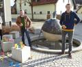 Bild: fsb
Organisatorin Doris Troglauer und Teamführer Konrad Braun vom Jugendgremium der Gemeinde präsentieren mit Bürgermeister Dietmar Schaller (von links) am Ortsbrunnen ihre Osteridee.