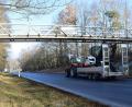 Bild: szl
Auf den ersten Blick nur leicht kennbar sind die Schäden an der Fußgänger- und Fahrradbrücke über die Bundesstraße 15 bei der Schmelitz. Nach einem Lastwagenunfall, der vierte insgesamt seit dem Bau des Überwegs 2007, ist die Brücke gesperrt. Erst muss die Statik geprüft werden.