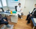 Bild: Peter Kneffel/dpa
Die Schauspielerin Eva Christian wird zum Start der Corona-Impfungen in bayerischen Hausarztpraxen im Behandlungszimmer von ihrem Arzt, Wolfgang Ritter (Mitte) über ihren Impfstoff von Astrazeneca informiert. Klaus Holetschek (CSU), Staatsminister für Gesundheit und Pflege in Bayern, der sich in der Praxis über den Ablauf vor Ort informierte, verfolgt das Gespräch.
