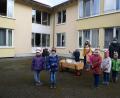 Bild: bey
Mit dem Handwägelchen bringen Mädchen und Buben des Kindergartens St. Elisabeth ihre kleinen Ostergeschenke zu den Bewohnern des Pflegeheimes "Wohnen am Kreuzberg". Die Übergabe an die Bewohner übernimmt eine Mitarbeiterin der Einrichtung.