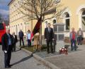Bild: wro
Höhepunkt der Gedenkveranstaltung war die Niederlegung eines Blumengesteckes vor dem Mahnmal am Bahnhofsvorplatz. Von links Horst Adler, Dieter Heller, Adalbert Busl, Hannelore Heller, Steffen Hörtler, Toni Dutz, Bernhard Moder, Margaretha Michel und Andreas Schmalcz.