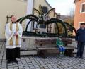 Bild: hl
Pfarrer Heribert Stretz segnete den Osterbrunnen, den HuK-Mitglieder um Vorsitzenden Georg Wagner (rechts mit seinem Enkel) gestaltet haben.